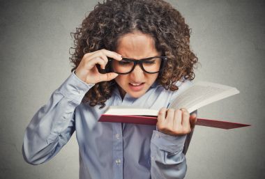 女人與眼鏡想要讀的書，看到文本困難重重