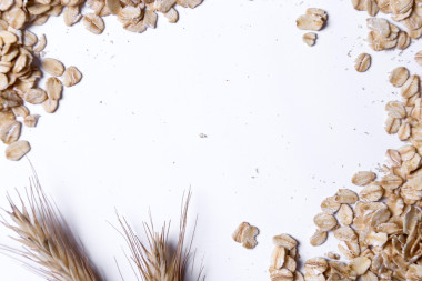 堆的燕麦在桌子上图片