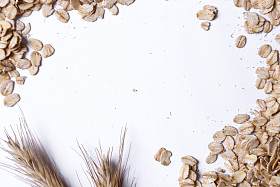 堆的燕麦在桌子上图片