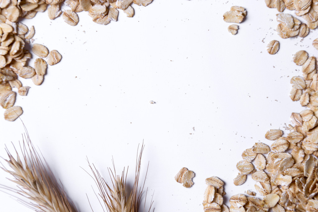 堆的燕麦在桌子上图片