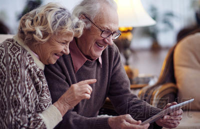 老年男人和女人使用触摸板