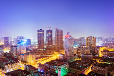 夜上海具有反射、 美麗的現(xiàn)代化城市的天際線(xiàn)