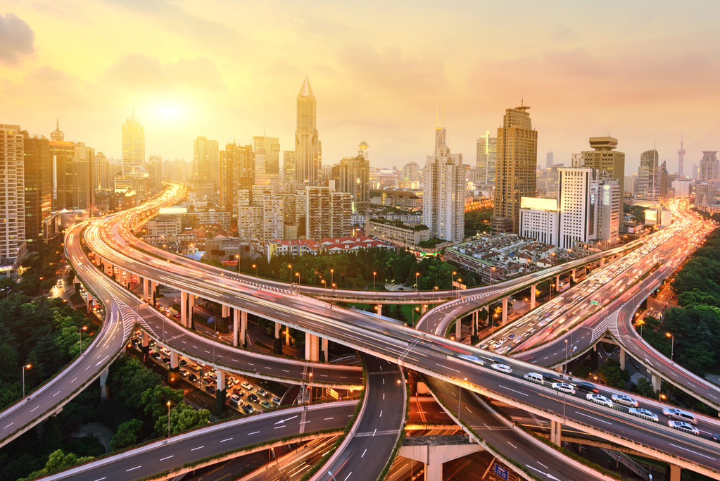 在晚上上海高架的路交界处和交汇处立交桥 在晚上上海高架的路交界处和交汇处立交桥