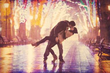 一对情侣在夜巷接吻