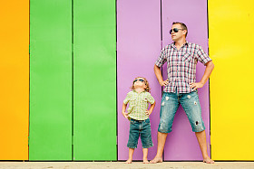 父亲和儿子在一天时间在房子附近玩耍