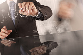 商人手与新现代计算机和业务的工作