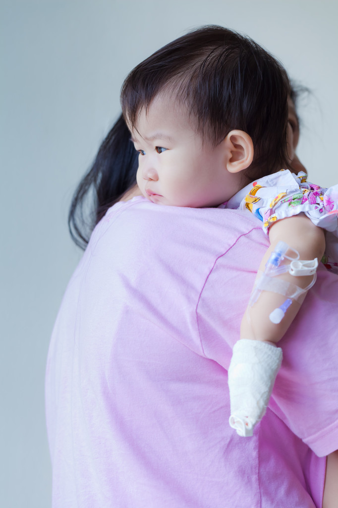 妈妈提着生病的婴儿在医院图片 妈妈提着生病的婴儿在医院图片