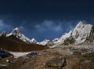 喜馬拉雅山與星在夜晚的時候，附近 Gorak 夏普安頓