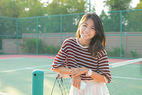 肖像的美丽年轻的亚裔女子，身穿白衣服 sk