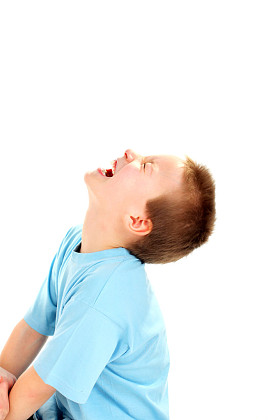男孩笑