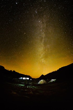 在夜晚的天空下露营图片