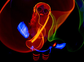 性感的霓虹灯紫外发光舞者图片