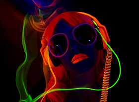 性感的霓虹灯紫外发光舞者