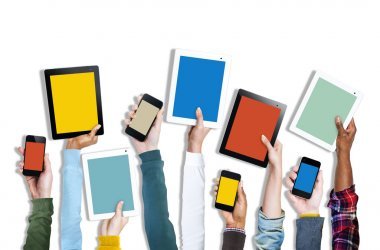 手里拿著數(shù)碼設(shè)備