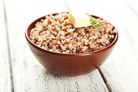 荞麦与黄油在碗里图片