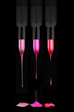 滴在黑色背景上的口红