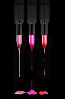 滴在黑色背景上的口红