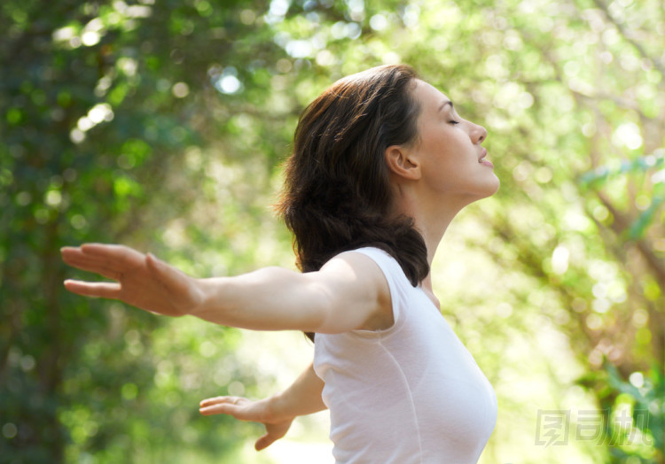 女孩享受夏天圖片