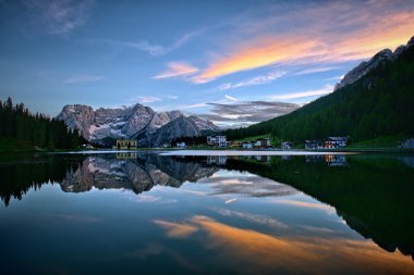 密苏里娜湖日出时图片