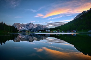 密苏里娜湖日出时图片