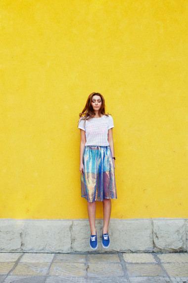 漂亮的姑娘在不尋常的裙子圖片