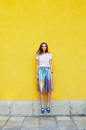 漂亮的姑娘在不寻常的裙子图片