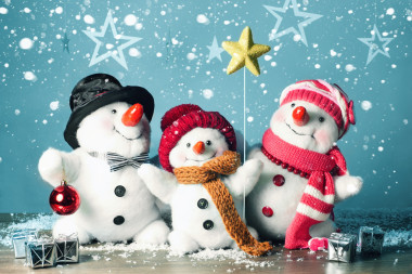 在雪地里的快樂(lè)雪人家庭照片