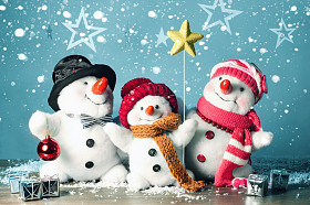 在雪地里的快乐雪人家庭照片