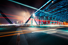 中国上海花园大桥夜景的