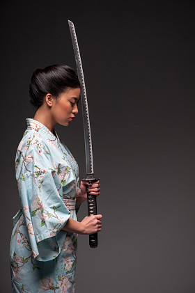 日本女人与武士刀图片