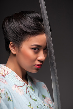 日本女人与武士刀图片