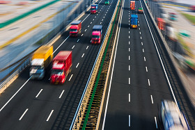 议案卡车在高速公路上图片