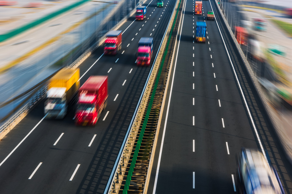 议案卡车在高速公路上图片