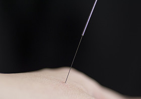 针刺与黑色背景