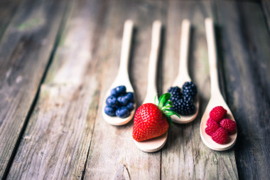 木制仿古背景上的漿果