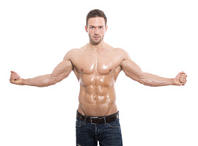 完善并适应身体炫耀他的肌肉上孤立的背景与英俊年轻健美