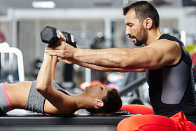 私人教练协助年轻女人