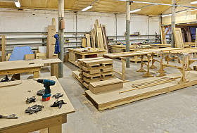 一家工厂生产家具图片