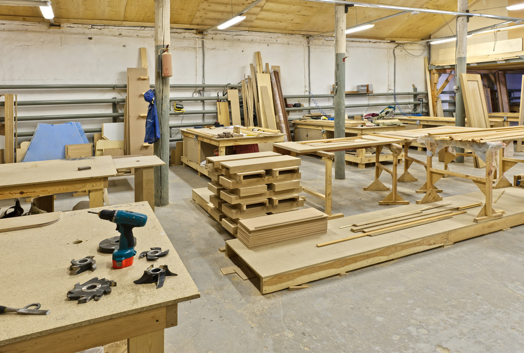 一家工厂生产家具图片