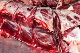 在集市上卖了新鲜肉类的羊肉图片