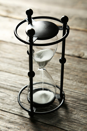 复古黑色沙漏图片