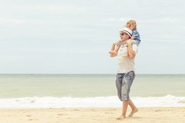 父亲和儿子在沙滩上打了一天时间