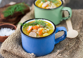 大麦和蔬菜炖鸡