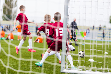 男孩踢足球足球比賽