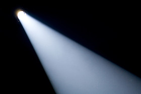 聚光灯下梁图片