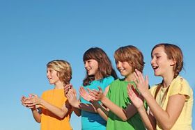 组的孩子们、 儿童或支持者鼓