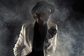 爵士歌手女人与烟气中的复古麦克风