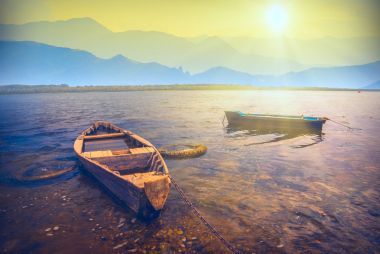 小船在河上图片