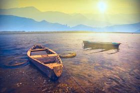 小船在河上图片