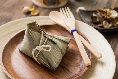 粽子或糯米餃子與茶圖片